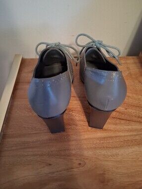 Women's Gray Lace-Up Heeled Oxfords